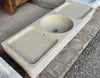 Fregadero antiguo de piedra con escurridor.