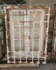 Ventana de madera con reja