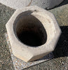 Brocal de pozo octogonal.