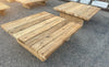 Mesa baja de madera recuperada.