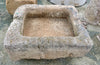 Pilón rectangular de piedra.