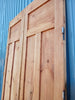 Puerta de madera restaurada.