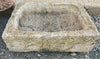 Pilón rectangular de piedra.