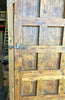 Portón de madera con clavos.