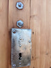 Puerta de madera restaurada.