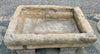 Pilón rectangular de piedra.