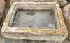 Pilón rectangular de piedra.