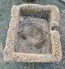Pilón rectangular de piedra.