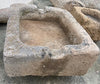 Pilón rectangular de piedra.