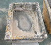 Pilón rectangular de piedra caliza.