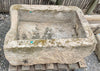 Pilón rectangular de piedra.
