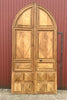 Portón de madera con arco gotico.