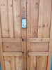 Puerta de madera restaurada.