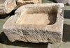 Pilón rectangular de piedra.