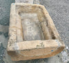 Pilón rectangular de piedra.