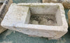 Pila de lavar antigua de piedra.