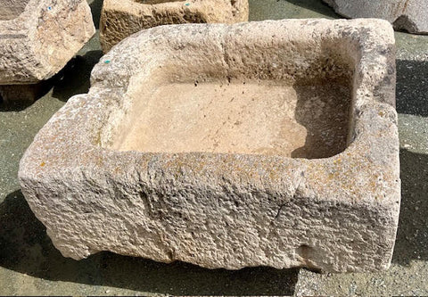 Pilón rectangular de piedra