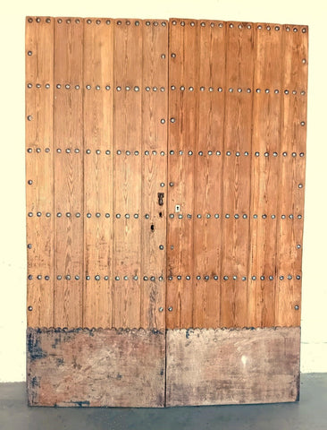 Portón de madera restaurado