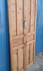 Puerta de madera restaurada.