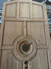 Puerta de entrada con mirilla.