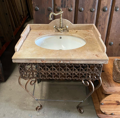 Mueble de hierro con lavabo