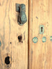 Portón de madera restaurado.