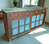 Mueble aparador antiguo.