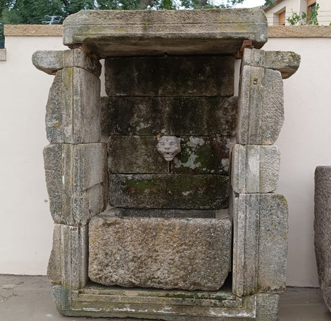 Fuente de piedra de pared