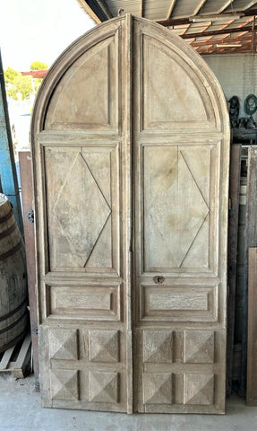 Portón de madera con arco gotico