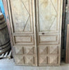 Portón de madera con arco gotico.
