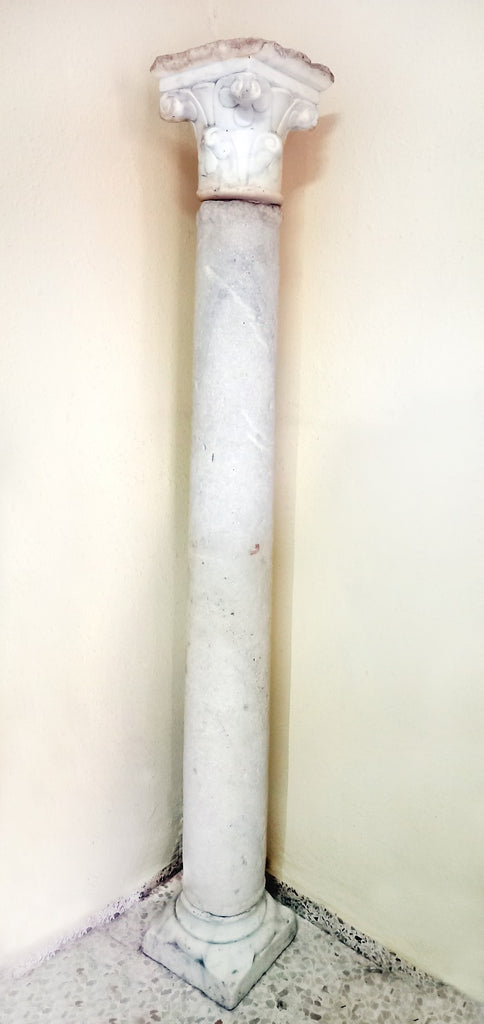Columna de mármol con capitel.
