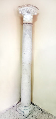 Columna mármol con capitel