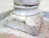 Columna de mármol con capitel.