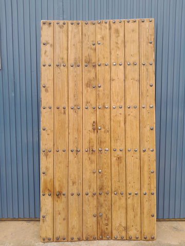 Portón de madera restaurado