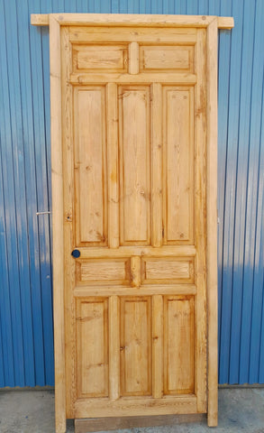 Puerta de cuarterones con marcos