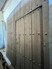 Portón de clavos restaurado con puerta de paso