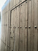 Portón de clavos restaurado con puerta de paso