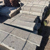 Escalones de piedra de granito.