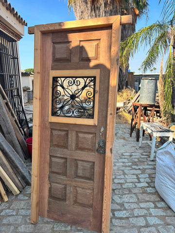 Puerta antigua restaurada