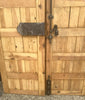 Portón de madera con arco gotico.