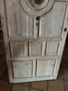 Puerta de entrada con mirilla.