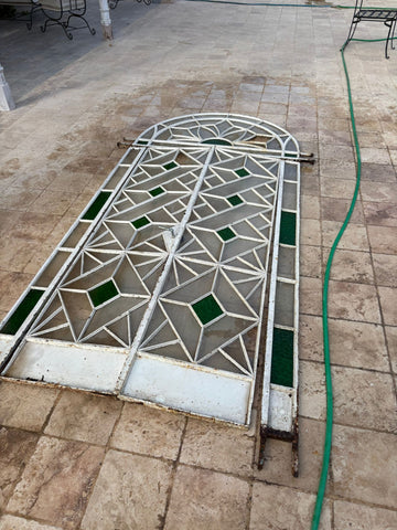 Cancela de hierro con vidrios de colores