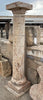 Columna de piedra travertino.