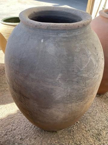 Tinaja de barro oscura