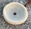 Lavabo ovalado de piedra.
