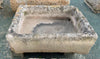 Pilón rectangular de piedra caliza.