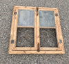 Ventana de madera con reja.