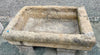 Pilón rectangular de piedra.