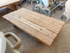 Mesa baja de madera recuperada.