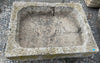 Pilón rectangular de piedra.